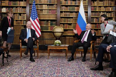 El presidente estadounidense Joe Biden y su homólogo ruso Vladimir Putin ríen durante su reunión el miércoles 16 de junio de 2021 en la "Villa la Grange", en Ginebra, Suiza. (AP Foto/Patrick Semansky)