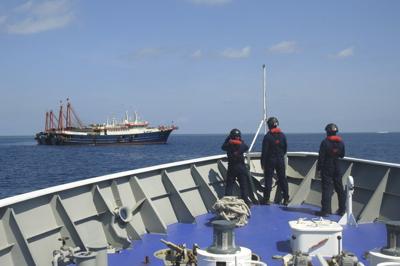 En esta fotografía del 27 de abril de 2021, proporcionada por la Guardia Costera de las Filipinas, su personal patrulla junto a presuntos buques militares chinos en el Mar Meridional de China. (Guardia Costera de las Filipinas vía AP)