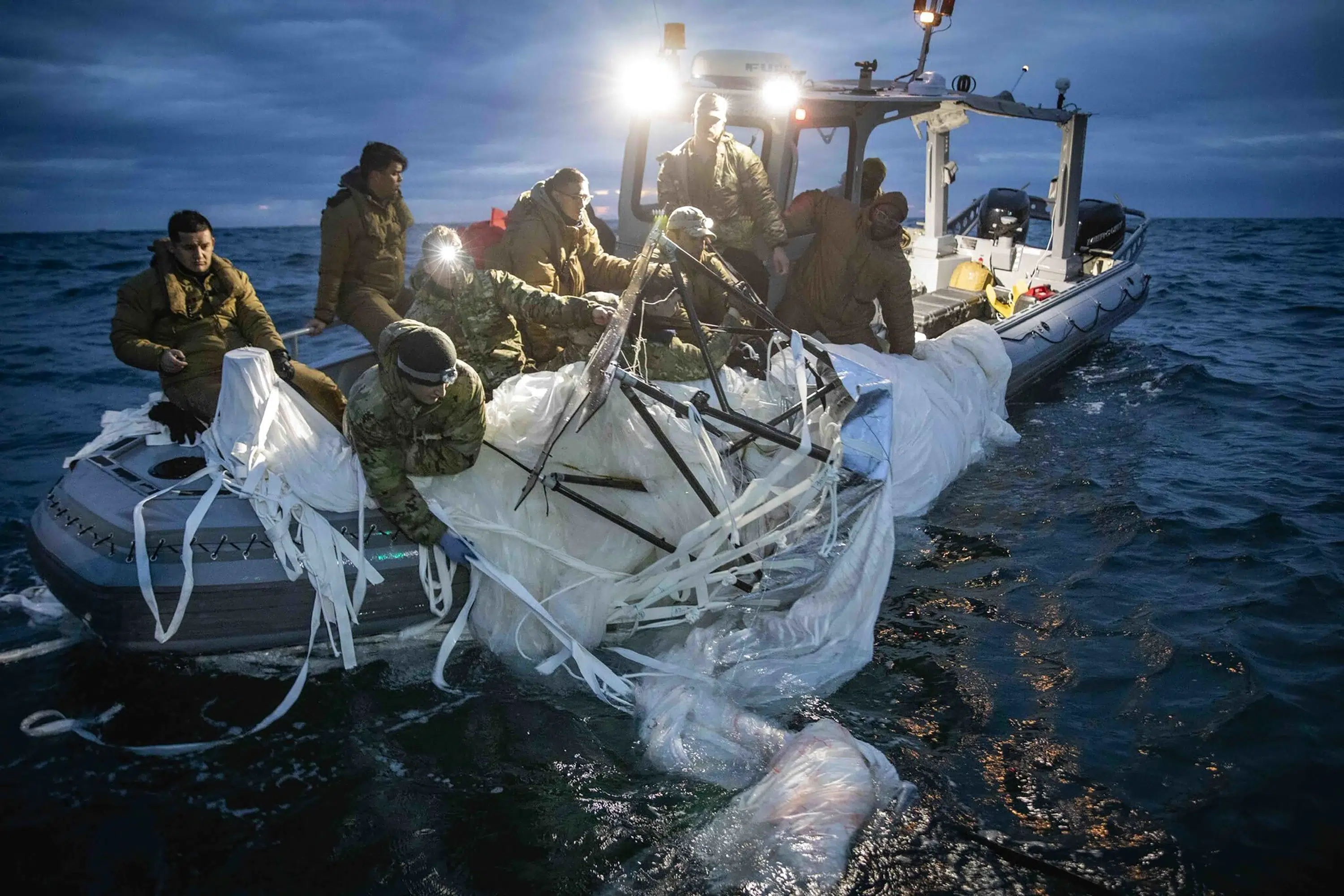 Des plongeurs de la marine commencent à remonter des débris de ballons espions chinois