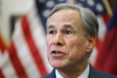 ARCHIVO - En esta fotografía de archivo del 8 de junio de 2021, el gobernador de Texas, Greg Abbott, habla en conferencia de prensa en Austin, Texas. (AP Foto/Eric Gay, Archivo)