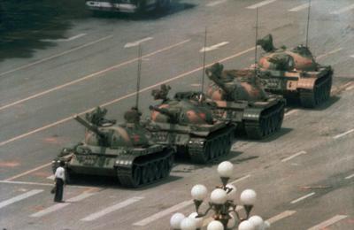ARCHIVO - En esta fotografía del 5 de junio de 1989 un hombre se detiene frente a una hilera de tanques en la plaza de Tiananmén en Beijing. (AP Foto/Jeff Widener, Archivo)