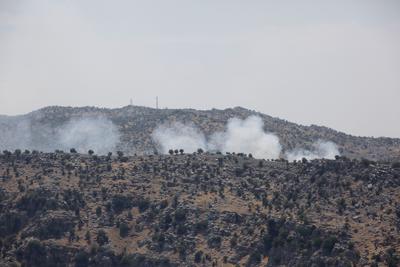 Humo cubre el sitio de un bombardeo cerca de la aldea Kfar Shouba, en el sur de Líbano, el viernes 6 de agosto de 2021. (AP Foto/Mohammed Zaatari)