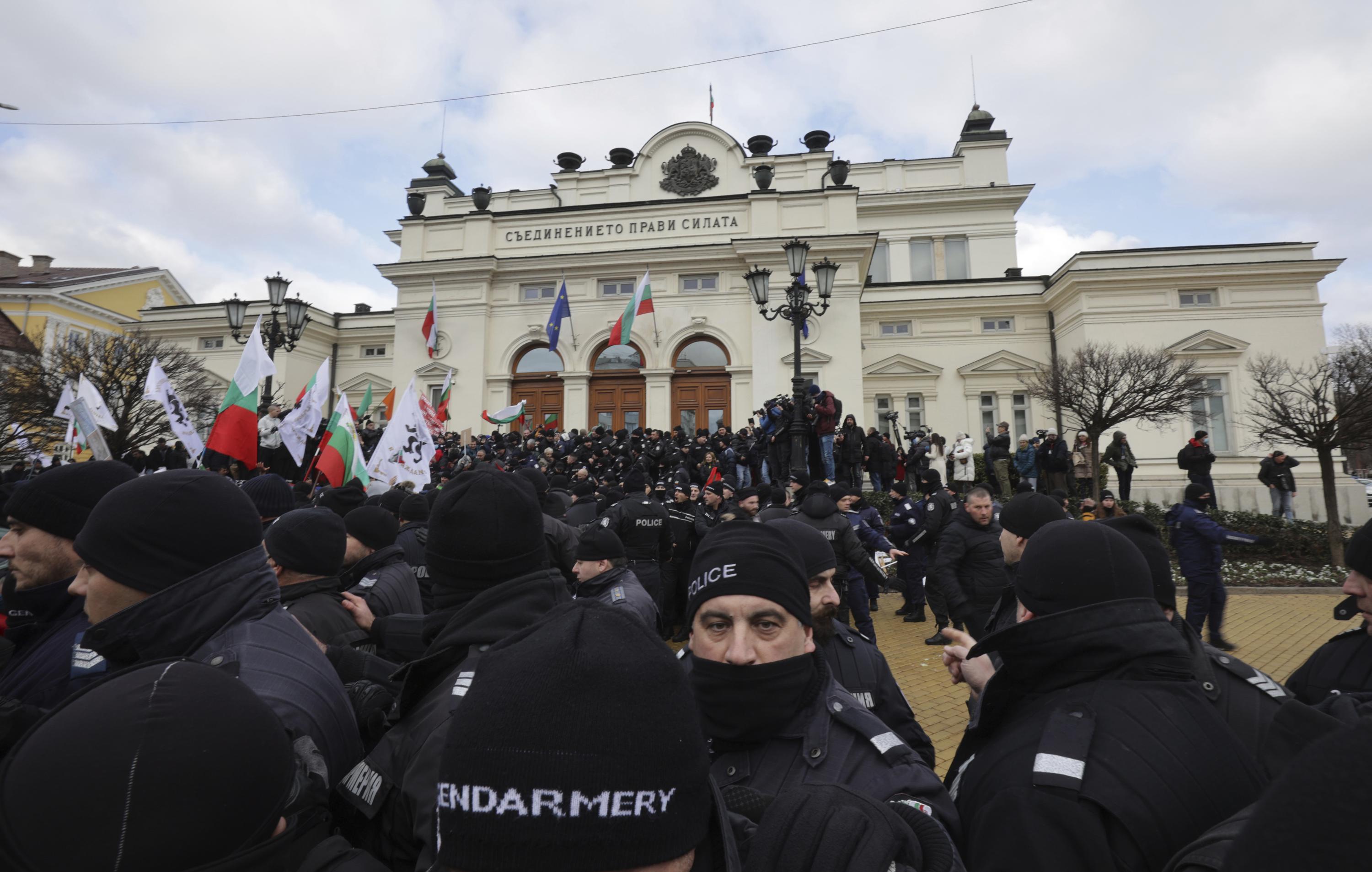 Anti Vaccine Protesters Try To Storm Bulgarian Parliament AP News   3000 