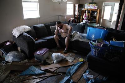 Josh Montford apoya la cabeza en una mano mientras examina los destrozos que el huracán Ida causó en su casa, el miércoles 1 de septiembre de 2021, en Jean Lafitte, Luisiana. (AP Foto/John Locher)