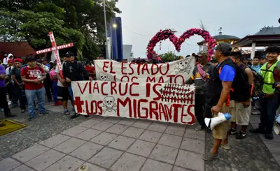Migrantes comienzan a caminar hacia el norte desde Tapachula, estado de Chiapas, México, el domingo 23 de abril de 2023. Los migrantes atrapados en el sur de México y enojados por 40 de los suyos que murieron en un incendio en un centro de detención el mes pasado, comenzaron a caminar hacia la Ciudad de México. (AP Foto/Edgar Hernández Clemente)