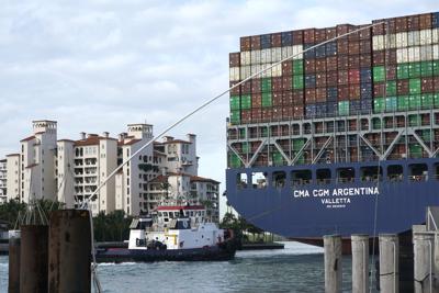 Fotografía de archivo del 6 de abril de 2021 muestra al buque de carga CMA CGM Argentina llegando al puerto de Miami. (AP Foto/Lynne Sladky, Archivo)