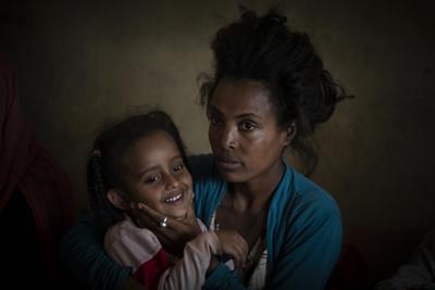 Smret Kalayu, de 25 años, cuenta cómo escapó de Dengelat, en la región etíope de Tigray ocupada por soldados eritreos. Habló el 10 de mayo del 2021 en un campamento para desplazados internos de Mekele, la capital regional, y dijo que los soldados eritreos violan en grupo a las mujeres de la zona y disfrutan viendo cómo lo hacen. "Son peores que las bestias", aseguró. (AP Photo/Ben Curtis)