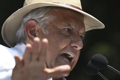 Archivo. El candidato presidencial Andrés Manuel López Obrador, del partido MORENA, habla con simpatizantes durante su mitin de campaña en Tlalpanín, Ciudad de México, el jueves 24 de mayo de 2018. (AP Photo / Marco Ugarte)