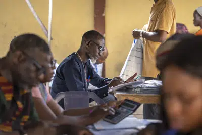 Trabajadores electorales realizan el conteo de votos en un centro de recopilación en Lagos, Nigeria, el domingo 26 de febrero de 2023. (AP Foto/Ben Curtis)
