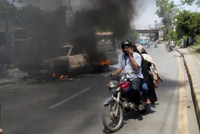 La policía rodea la casa del ex primer ministro de Pakistán y lo acusa de  esconder a manifestantes | AP News