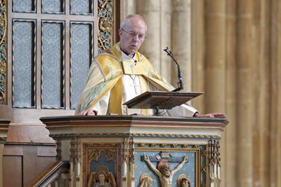 El arzobispo de Canterbury, Justin Welby, dirige la Eucaristía Cantada de Pascua en la Catedral de Canterbury, en Kent, Inglaterra, el domingo 17 de abril de 2022. (Gareth Fuller/PA vía AP)