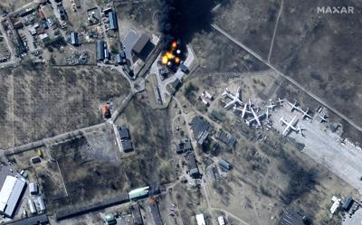 Esta imagen satelital multiespectral proporcionada por Maxar Technologies muestra edificios y tanques de almacenamiento de combustible en llamas en el aeropuerto Antonov, durante la invasión rusa, en Hostomel, Ucrania, el viernes 11 de marzo de 2022. (Imagen satelital ©2022 Maxar Technologies vía AP)