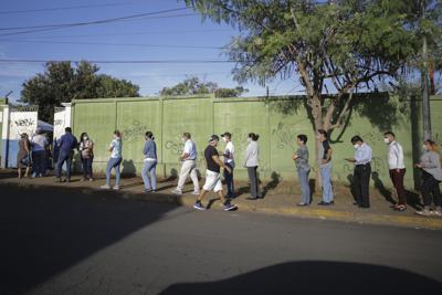Los votantes esperan en fila durante las elecciones generales en Managua, Nicaragua, el domingo 7 de noviembre de 2021. El presidente nicaragüense Daniel Ortega busca un cuarto mandato consecutivo contra un grupo de candidatos poco conocidos, mientras que los aspirantes con opciones reales seguían en prisión. (Foto AP/Andrés Nunes)