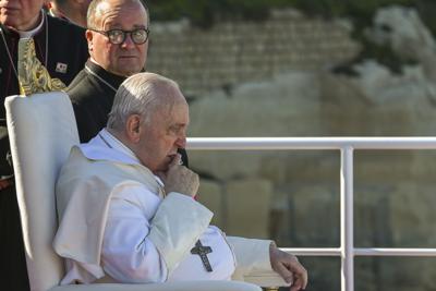 El papa Francisco está sentado junto al arzobispo de Malta Charles Jude Scicluna en el catamarán que los lleva del puerto La Valeta rumbo a Gozo en Malta, el sábado 2 de abril de 2022. (Andreas Solaro/Pool vía AP)
