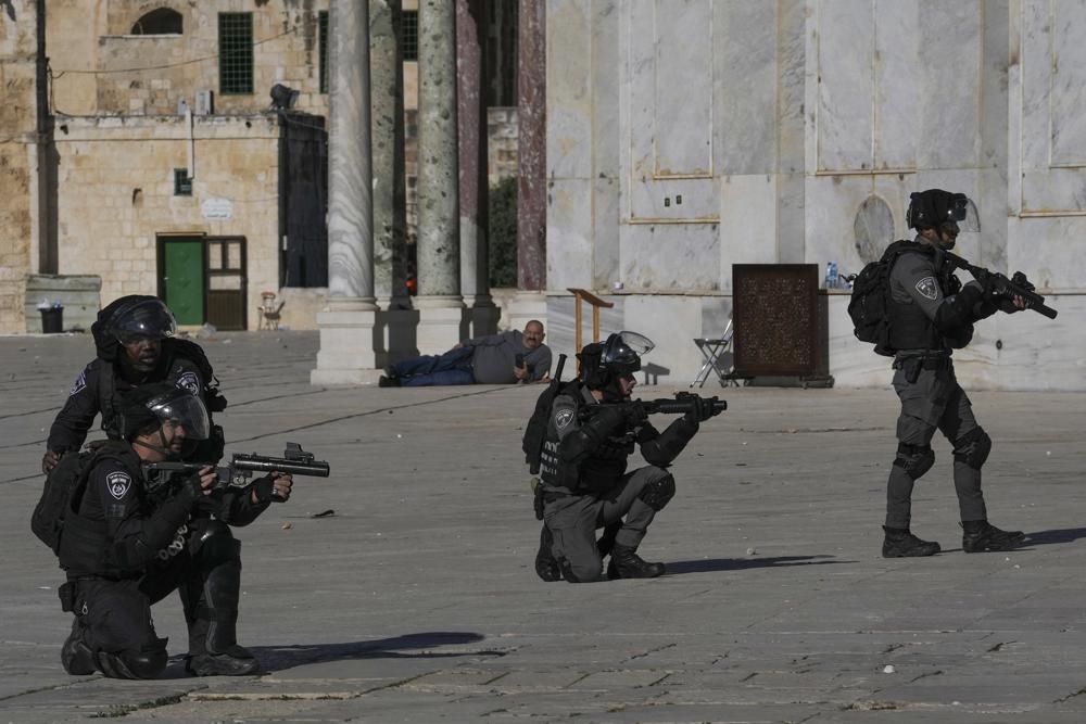 Las fuerzas de seguridad israelíes toman posiciones durante los enfrentamientos con los manifestantes palestinos en el complejo de la mezquita de Al Aqsa en la Ciudad Vieja de Jerusalén, el viernes 15 de abril de 2022. (AP Photo/Mahmoud Illean)