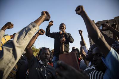 El líder activista Mamadou Drabo, líder del movimiento Salven a Burkina Faso, anuncia ante una multitud reunida en la Place de la Nation que el teniente coronel Paul Henri Sandaogo Damiba ha tomado las riendas del país, el lunes 24 de enero de 2022 en Uagadugú, Burkina Faso. (AP Foto/Sophie Garcia)