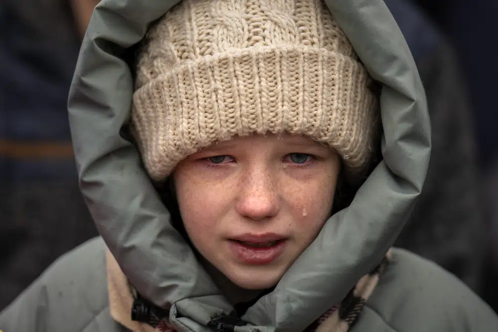 Anna, 10, chora ao lado do corpo de seu irmão Yurii, 27, durante seu funeral em Kalynivka, perto de Kiev, Ucrânia, terça-feira, 21 de fevereiro de 2023. Yurii Kulyk, um civil voluntário nas forças armadas da Ucrânia , foi morto durante um ataque com foguete em 15 de fevereiro em Lyman, uma cidade na região de Donetsk, na Ucrânia. (Foto AP/Emilio Morenatti)