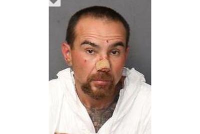 En esta fotografía difundida por el Departamento de Policía de Albuquerque el lunes 14 de febrero de 2022, se ve a Tobias Gutierrez, quien fue arrestado como sospechoso por el apuñalamiento de 11 personas mientras andaba en bicicleta por la ciudad durante el fin de semana, informan las autoridades. (Albuquerque Police Department via AP)
