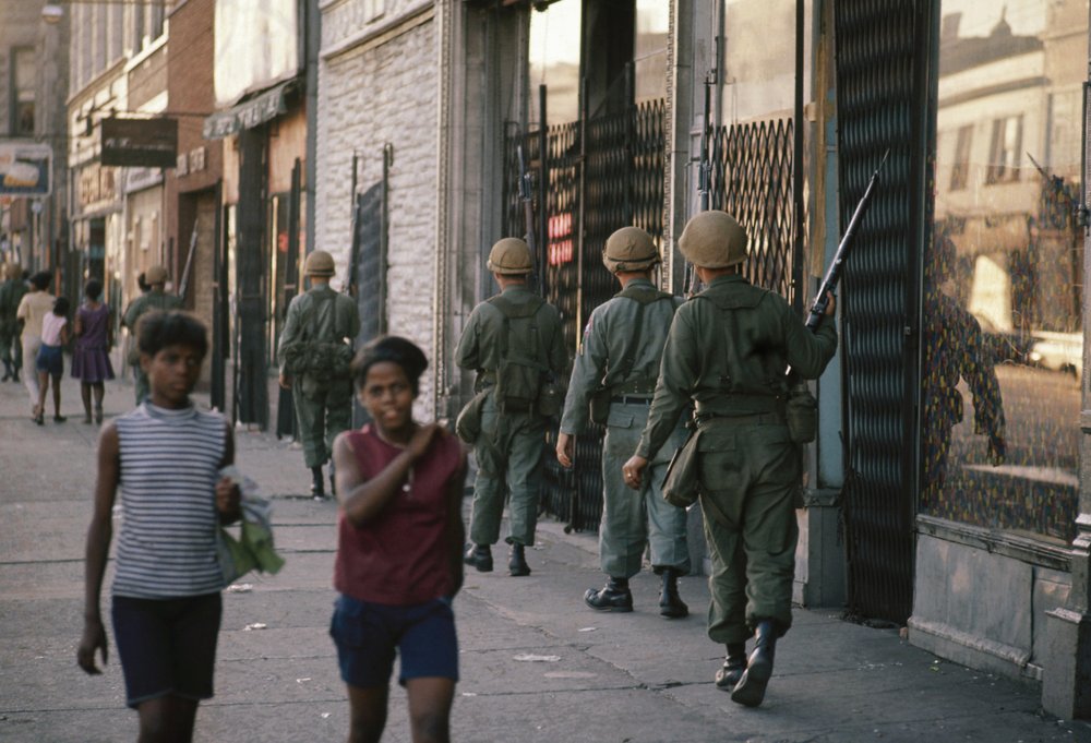 La Guardia Nacional patrulla las calles de Chicago luego del asesinato del Dr. Martin Luther King, Jr. en 1968. (Foto / Archivo AP)