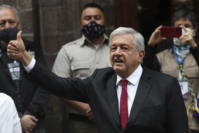 El presidente mexicano Andrés Manuel López Obrador muestra un dedo pulgar luego de votar en las elecciones legislativas, el domingo 6 de junio de 2021, en la Ciudad de México. (AP Foto/Marco Ugarte)