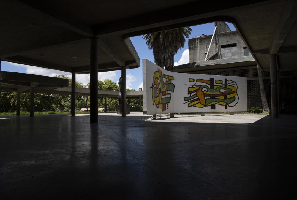 Un mural sin título del artista francés Fernando Leger se encuentra en la Universidad Central de Venezuela (UCV) en Caracas, miércoles 7 de julio de 2021. (AP Foto/Ariana Cubillos)