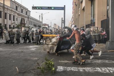 Manifestantes chocan con la policía en una calle de Lima, Perú, el martes 5 de abril de 2022.  (AP Foto/Aldair Mejía)