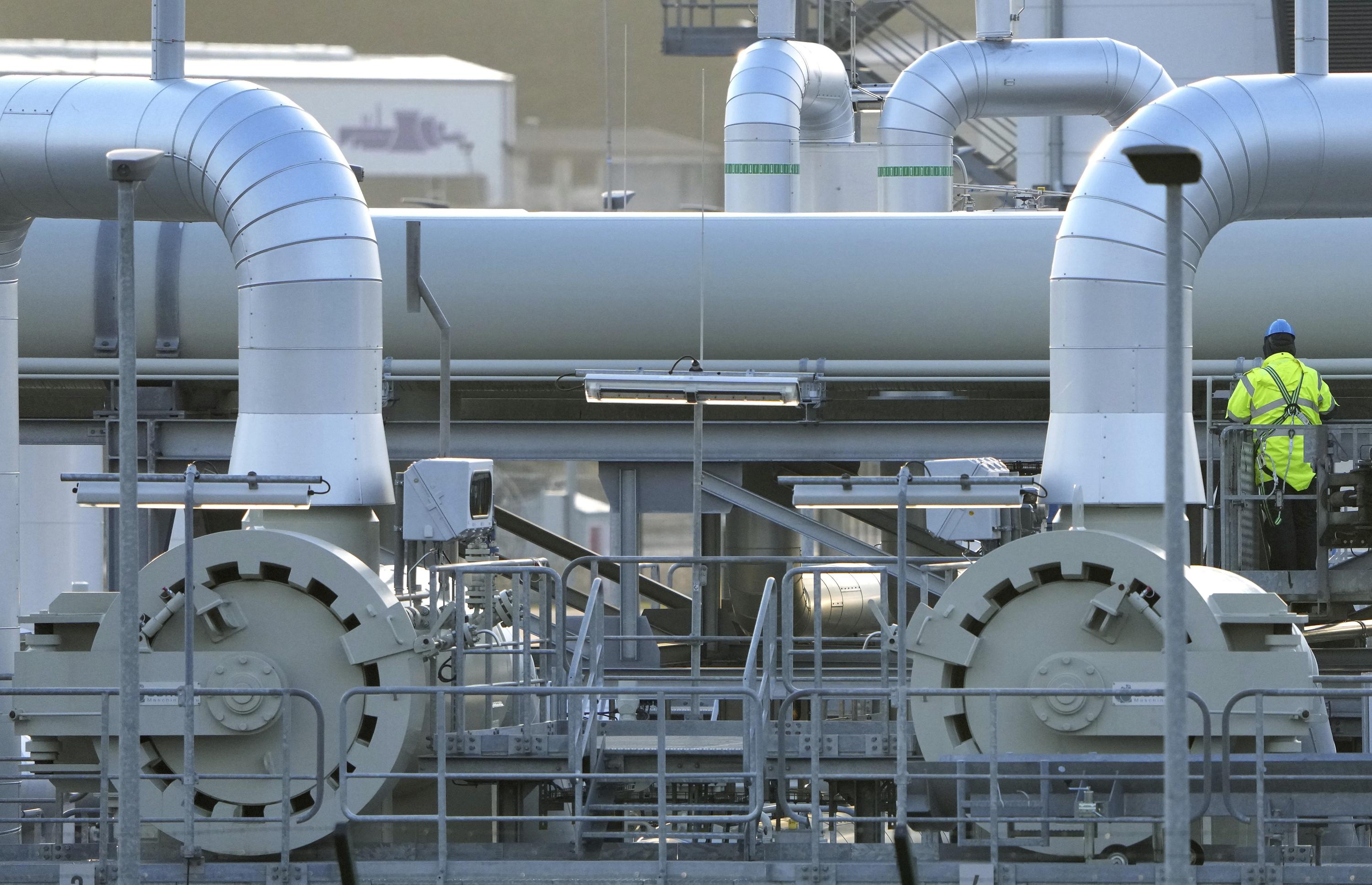 Ukraine-Russia: Germany suspends Nord Stream 2 gas pipeline | AP News