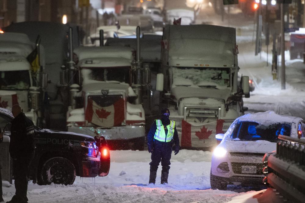 Un agente dirige un retén durante una protesta contra las medidas para frenar el COVID-19 en Ottawa, viernes 18 de febrero de 2022. (Justin Tang /The Canadian Press via AP)