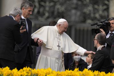 El papa Francisco acaricia la cabeza de un niño al final de su audiencia general semanal en la Plaza de San Pedro, en el Vaticano, el 20 de abril de 2022. (AP Foto/Alessandra Tarantino)