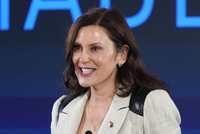 Archivo - La gobernadora de Michigan, Gretchen Whitmer, habla durante una conferencia de prensa en Lansing, Michigan, el 25 de enero de 2022. (AP Foto/Paul Sancya, Archivo)