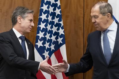 El secretario de Estado de EEUU Antony Blinken (i) con el canciller ruso Serguei Lavrov en Ginebra el 21 de enero de 2022.  (Foto AP/Alex Brandon, Pool)