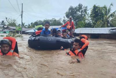 En esta imagen, distribuida por la Guardia Costera de Filipinas, rescatistas emplean balsas neumáticas para sacar a residentes de zonas inundadas tras el paso de la tormenta tropical Nalgae, en Parang, en la provincia de Maguindanao, en el sur de Filipinas, el 28 de octubre de 2022. (Guardia Costera de Filipinas vía AP)