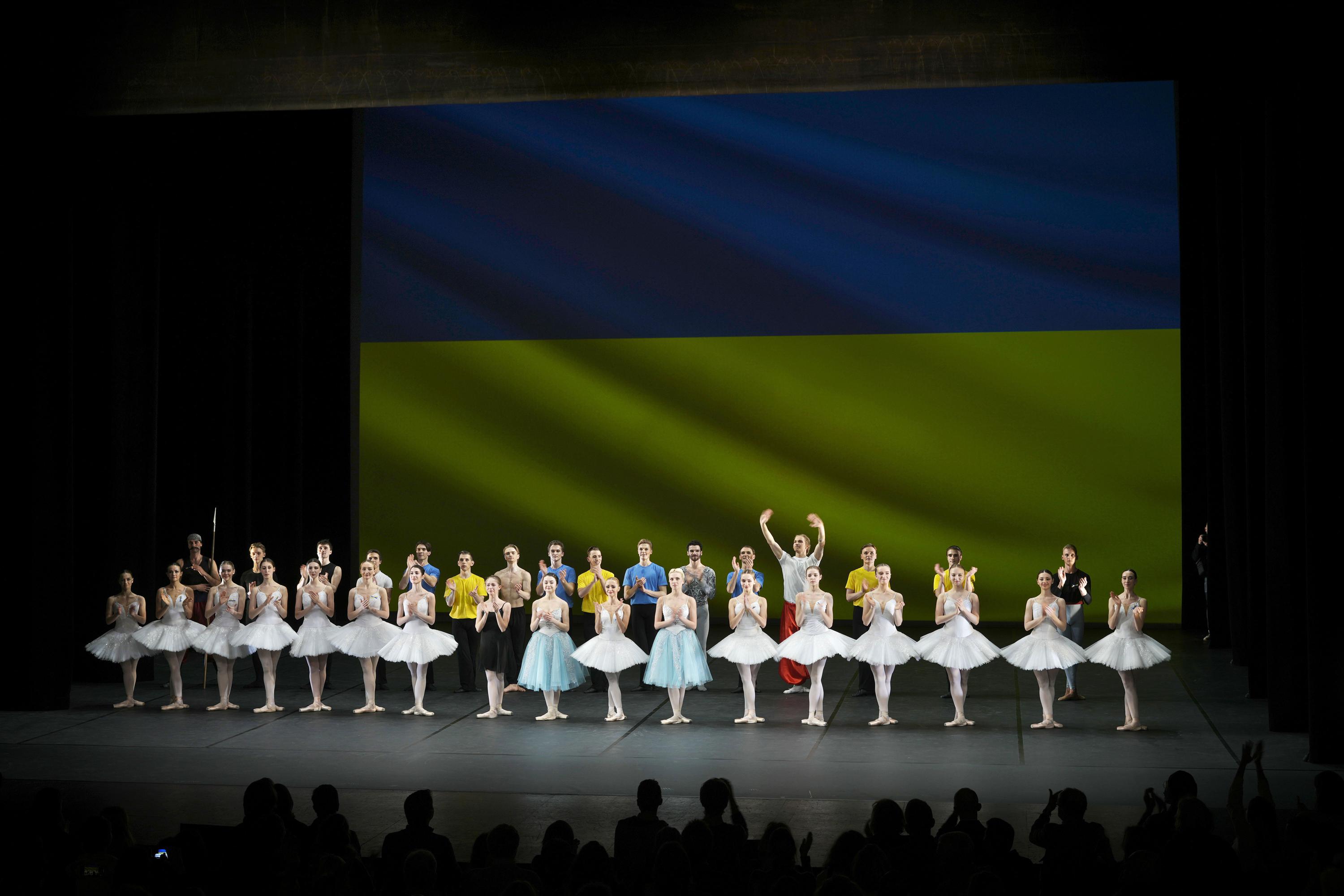 Танцующая европа. Россия танцует. Performer on the Stage.