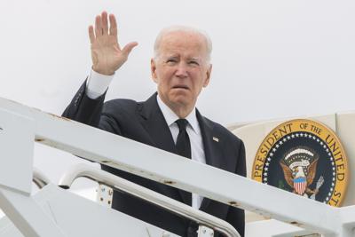 El presidente estadounidense Joe Biden saluda antes de abordar el Air Force One en la Base Aérea de la Guardia Nacional en New Castle, Delaware, el lunes 31 de octubre de 2022. (AP Foto/Manuel Balce Ceneta)