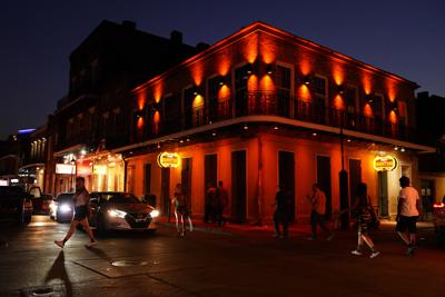 Tras el paso del huracán Ida, personas caminan por la Bourbon Street, el sábado 4 de septiembre de 2021, en el distrito francés de Nueva Orleans. (AP Foto/Matt Slocum)