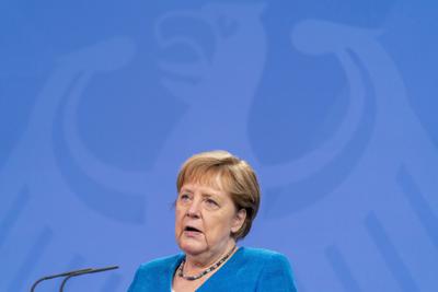 La canciller alemana Angela Merkel da un mensaje a la prensa desde la Cancillería, en Berlín, el 23 de junio de 2021. (AP Foto/Andrew Harnik, Pool)