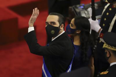 En esta fotografía de archivo del 1 de junio de 2021, el presidente de El Salvador, Nayib Bukele, saluda durante su discurso anual a la nación ante el Congreso, en San Salvador, El Salvador. El máximo tribunal de justicia y la autoridad electoral de El Salvador han dejado de lado lo que parecía ser una prohibición constitucional a la reelección presidencial consecutiva, según anunció el sábado 4 de septiembre de 2021. Eso prepara el escenario para que Bukele busque un segundo mandato en 2024. (AP Foto/Salvador Meléndez, Archivo)