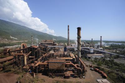 La planta de procesamiento de níquel administrada por Solway Investment Group, con sede en Suiza, se encuentra junto al lago Izabal en El Estor, en la provincia costera norteña de Izabal, Guatemala, el martes 26 de octubre de 2021. (AP Foto/Moises Castillo)