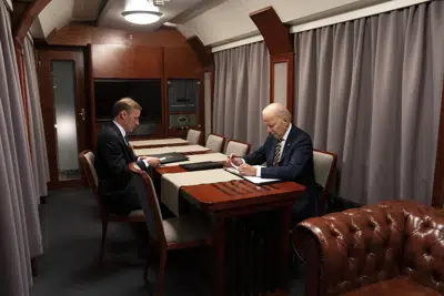 ARCHIVO - El presidente Joe Biden en un tren con el asesor de seguridad nacional Jake Sullivan, el lunes 26 de febrero de 2023. (AP Foto/ Evan Vucci, Archivo)