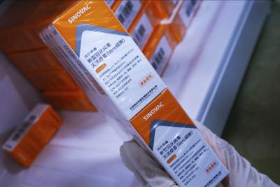 En esta imagen de archivo, tomada el 15 de marzo de 2021, una enfermera manipula un envase refrigerado de una dosis de la vacuna de la farmacéutica Sinovac contra el COVID-19, en Hangzhou, en la provincia de Zhejiang, en el este de China. (Chinatopix vía AP, archivo)