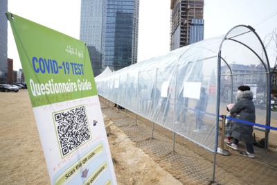 Gente esperando a hacerse una prueba de coronavirus en Seúl, Corea del Sur, el lunes 7 de febrero de 2022.  (AP Foto/Ahn Young-joon)