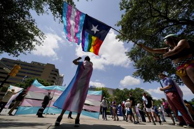 Manifestantes protestan una legislación sobre los trangéneros que se debate en el Capitolio de Texas el 20 de mayo del 2021 en la ciudad de Austin. (AP Photo/Eric Gay, File)
