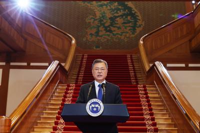 El presidente de Corea del Sur, Moon Jae-in, pronuncia un discurso de despedida en la presidencial Casa Azul, el lunes 9 de mayo de 2022, en Seúl, Corea del Sur. (Sur Myung-gon/Yonhap vía AP)