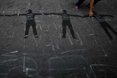 Un manifestante coloca una figura durante una protesta de veteranos que denuncian supuestas torturas a manos de sus superiores durante el conflicto de las Islas Malvinas/Falklands de 1982 con Gran Bretaña, frente al Palacio de Justicia de Buenos Aires. Aires, Argentina, el martes 22 de marzo de 2022. (AP Foto/Natacha Pisarenko)