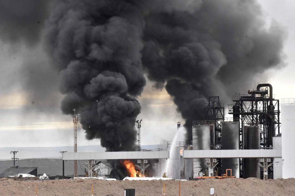 Smoke rises from the New American Oil (NAO) refinery in Plaza Huincul, Neuquen province, Argentina,Thursday, Sept. 22, 2022. An explosion caused a major fire this morning at the NAO refinery, killing several people the town’s mayor said. (Fernando Ranni/Diario Rio Negro via AP)