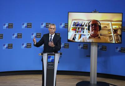 El secretario general de la OTAN, Jens Stoltenberg, responde a preguntas de la prensa tras una reunión de asesores de seguridad nacional en las oficinas de la OTAN en Bruselas el jueves, 7 de octubre del 2021.  (AP Foto/Virginia Mayo, Pool)