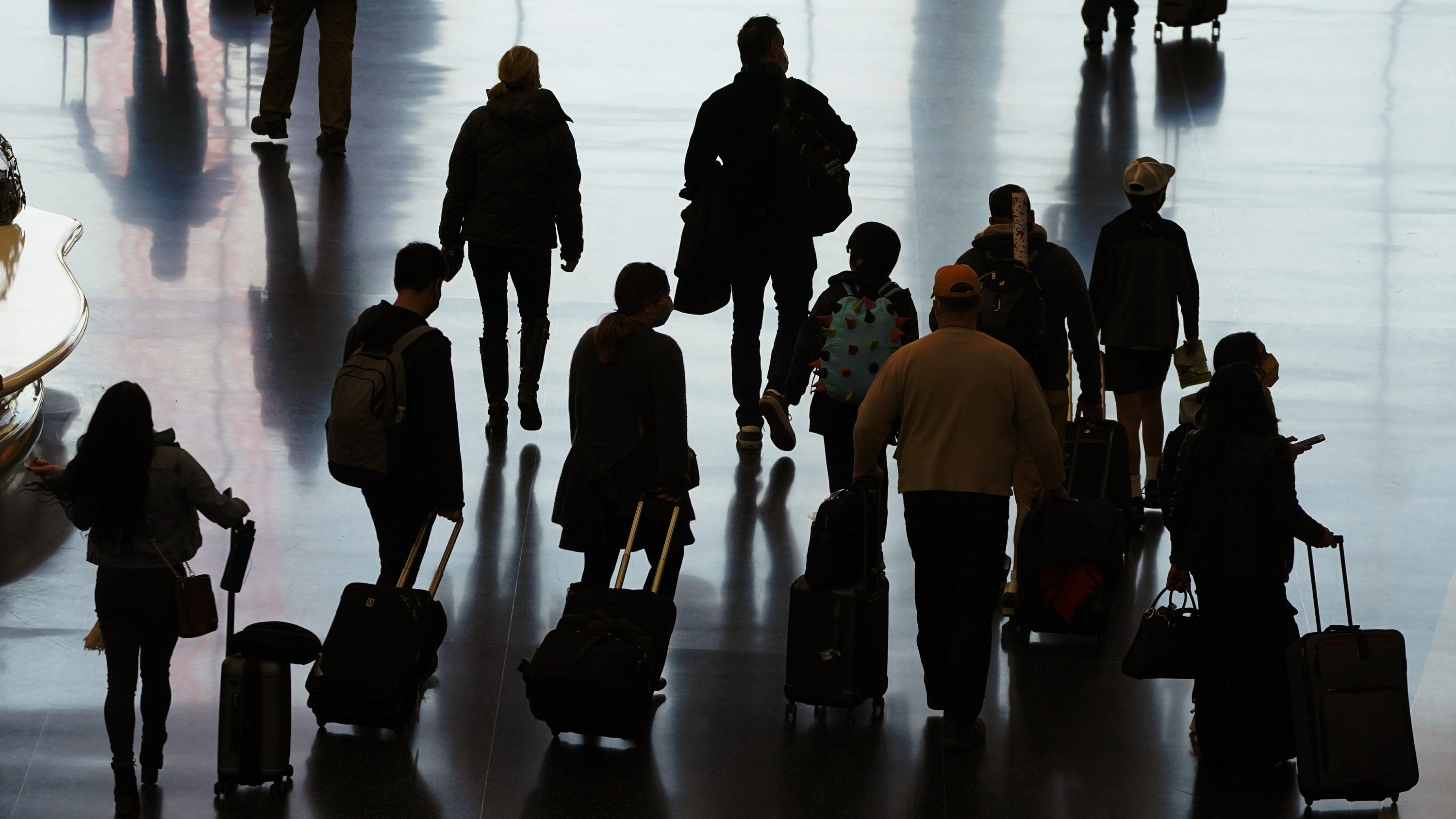 az-news-ai.blogspot.com - US airport traffic rising despite holiday travel warnings - The Associated Press