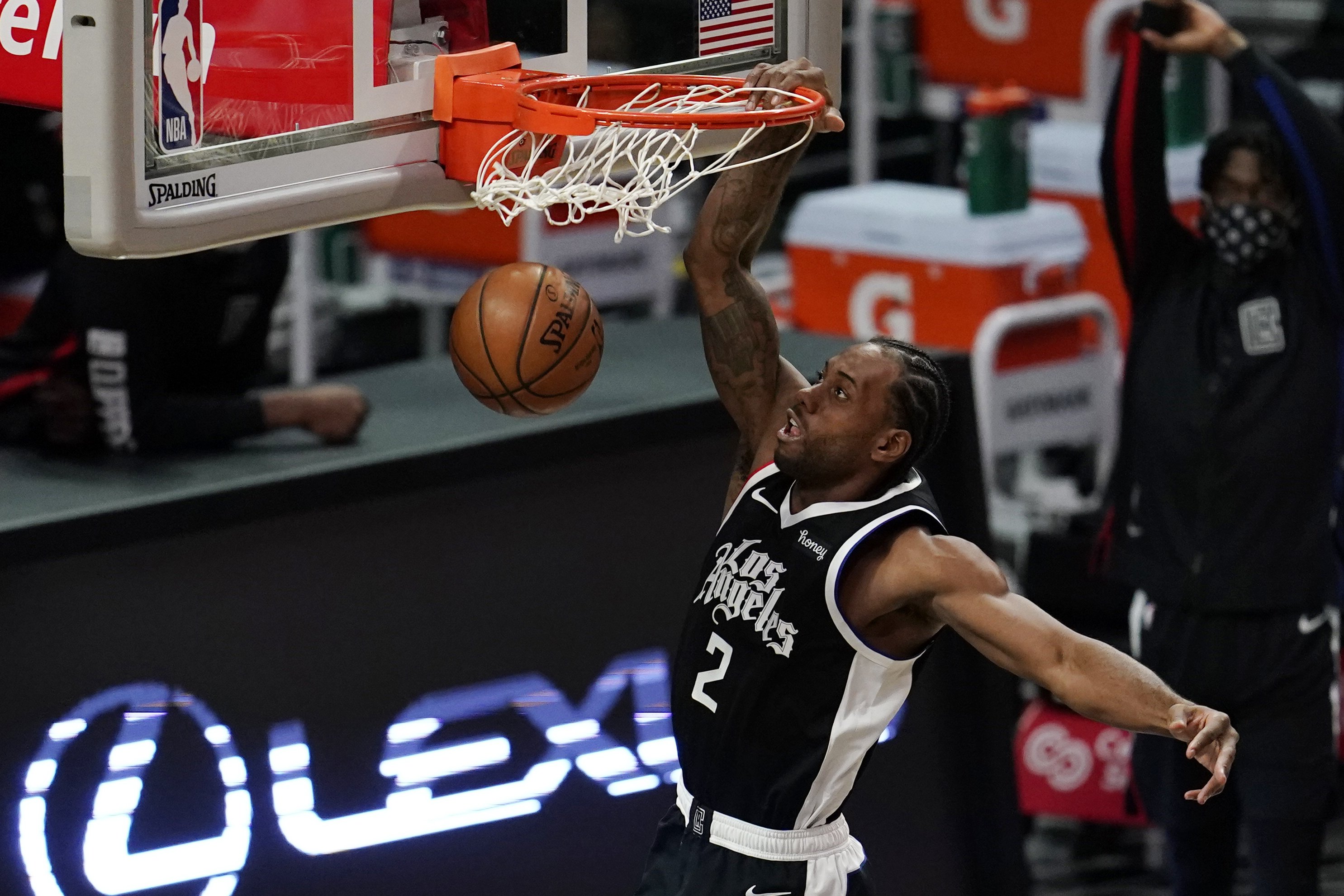 Leonard Gets 10 000th Point Clippers Beat Bulls 130 127
