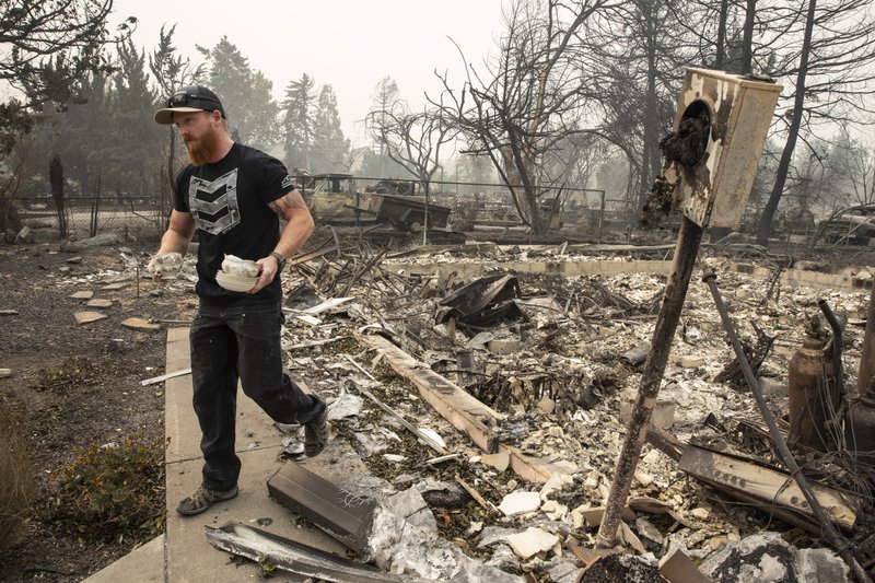 Dozens missing as firefighters battle two large Oregon fires