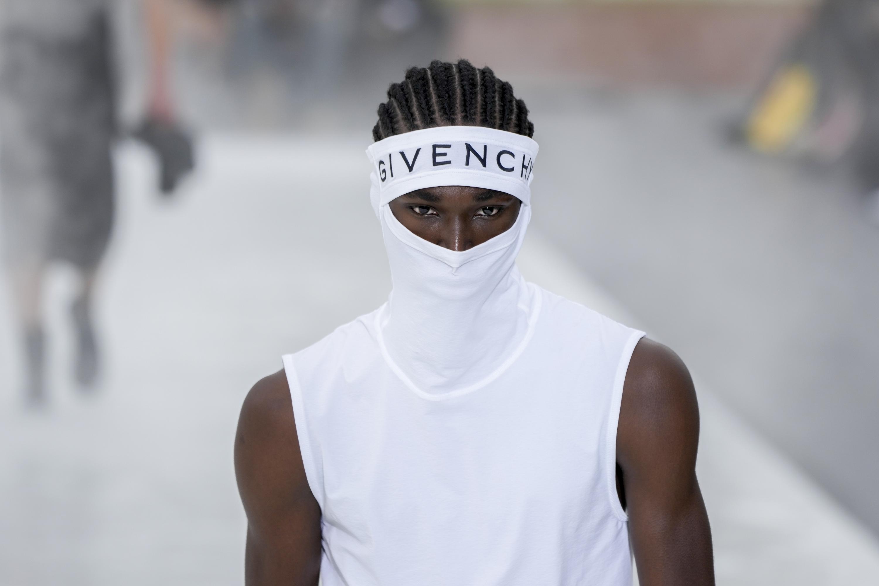 Givenchy Modelo Modelos de Givenchy caminan sobre el agua en Semana de París | AP News